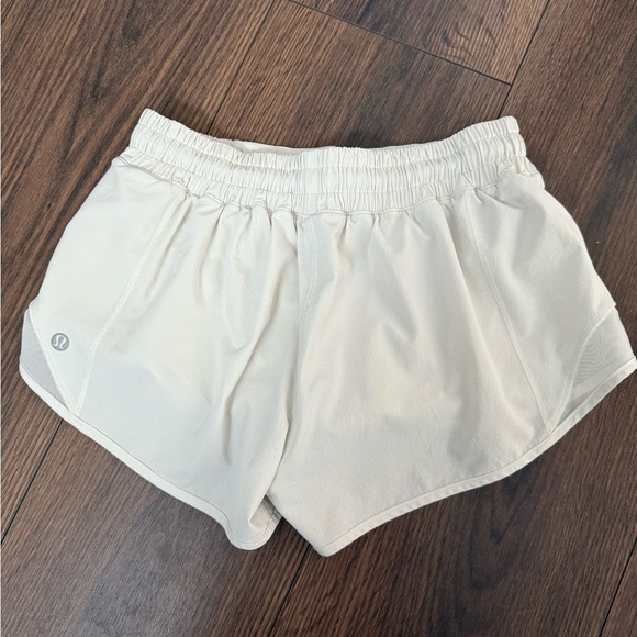 Lululemon Hotty Hot Short 2.5” - Picture 1 of 4